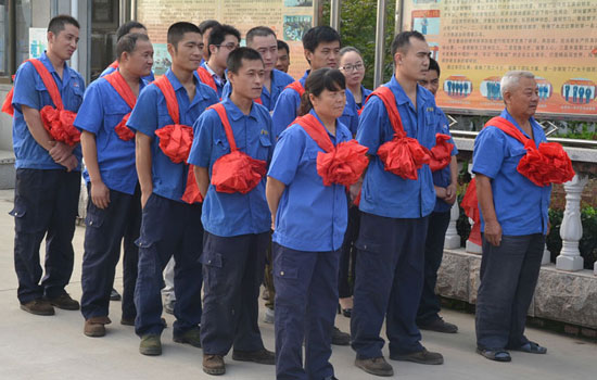 金寶山機(jī)械優(yōu)秀年中員工等待頒獎圖